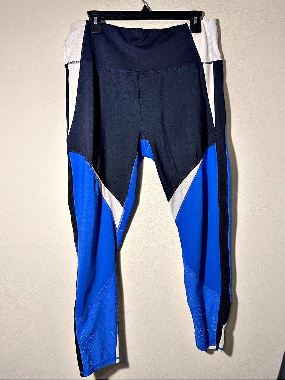 Athleta Interval Stash High Rise Capri Leggings Colorblock style size XL
